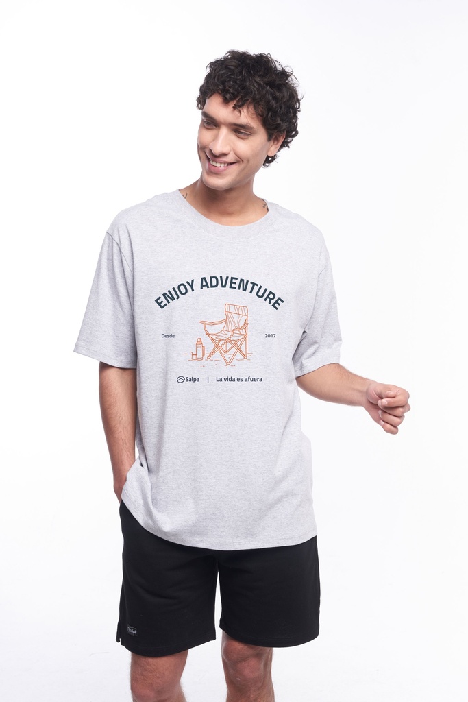 Remera Enjoy Adventure Gris Claro