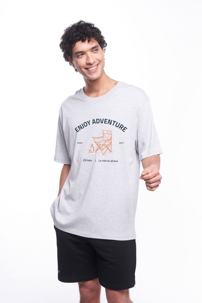 Remera Enjoy Adventure Gris Claro